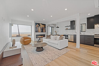 Building Photo - 3305 Ocean Front Walk