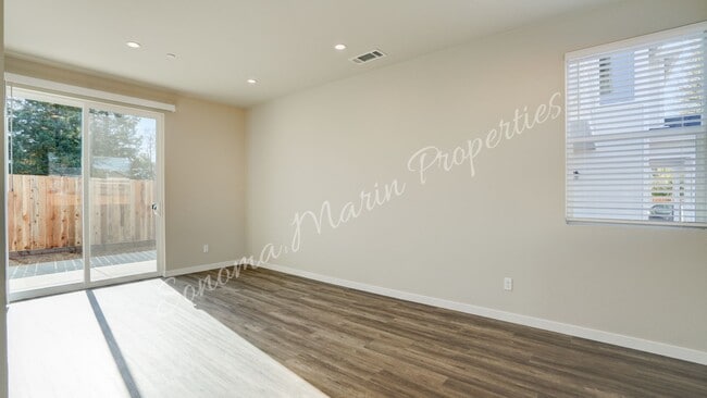 Building Photo - ~Newer Construction 3br/2.5ba Home in Sant...