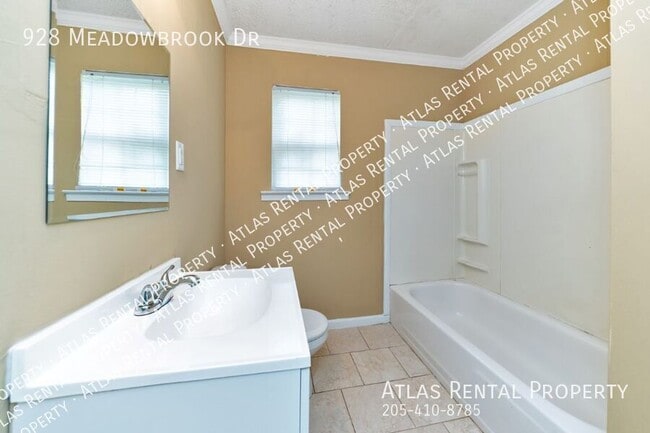 Building Photo - 928 Meadowbrook Dr