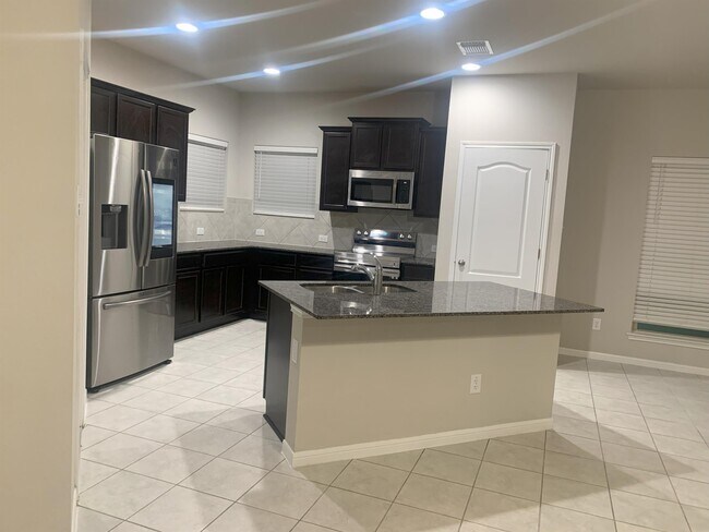 Foto del edificio - 1226 Lakeway Crossing Dr