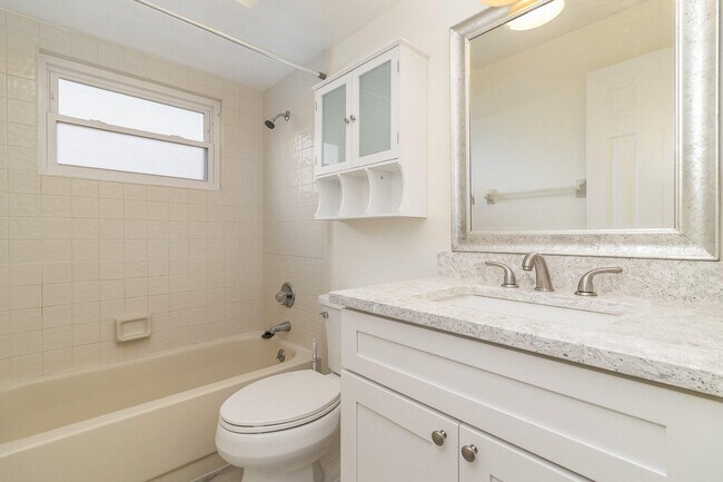 Foto del edificio - 446 Timberlake Dr