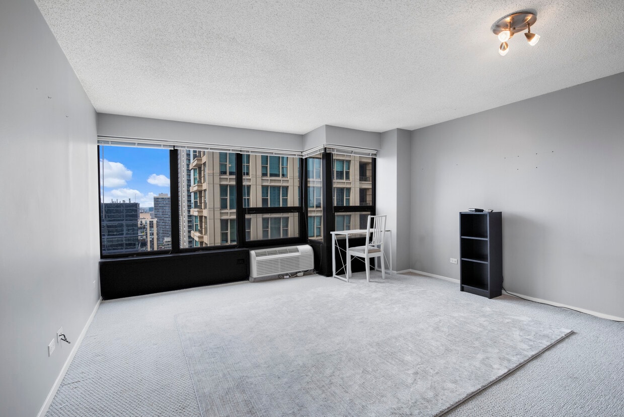 Primary Photo - 30 E Huron St