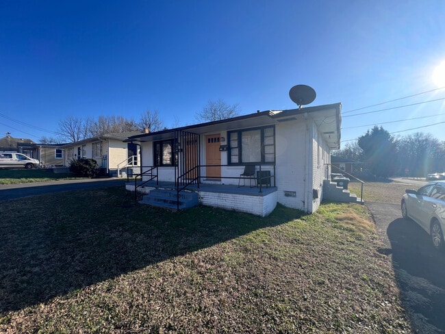 Building Photo - Room in Duplex on W Monroe St