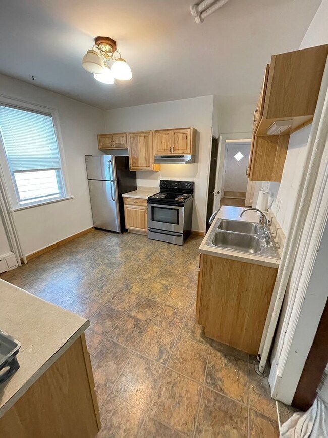 Foto del edificio - AVAILABLE NOW! FOR A DECEMBER 1ST MOVE IN - 4 Bedroom 1 Bath Home!