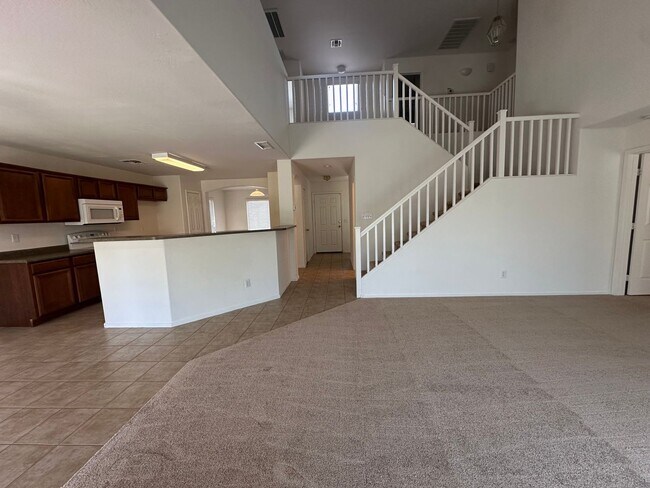 Foto del edificio - Two story 5 bedroom plus den & work statio...