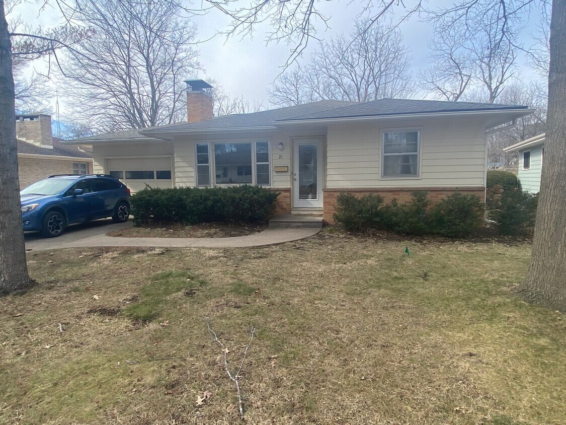 21 Brookfield Dr, Iowa City, IA 52245 House Rental in Iowa City, IA