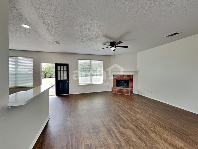 Foto del edificio - 1801 Wolf Creek Dr
