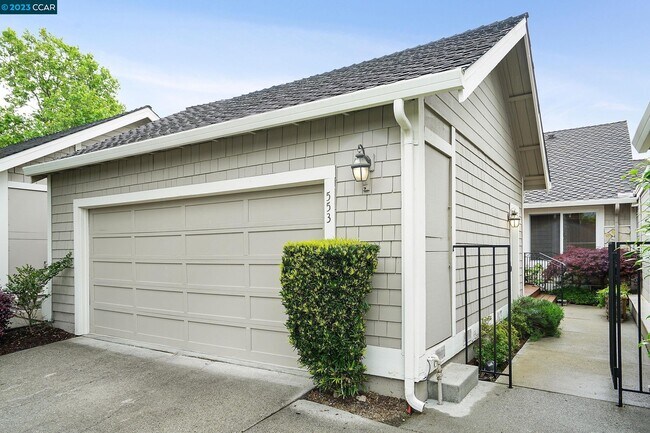 Building Photo - 553 Silver Lake Dr
