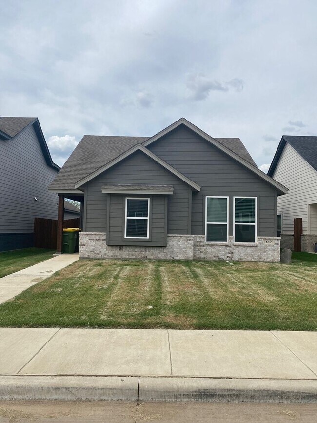 Foto del edificio - 3/2/2 FIREPLACE - NEW FLOORING + NEW PAINT