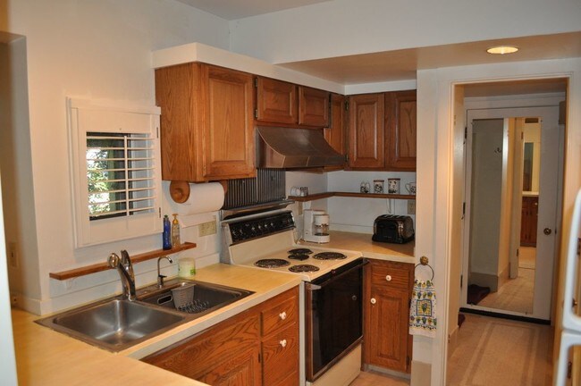 Foto del edificio - Adorable 1 Bedroom San Anselmo In-Law Unit