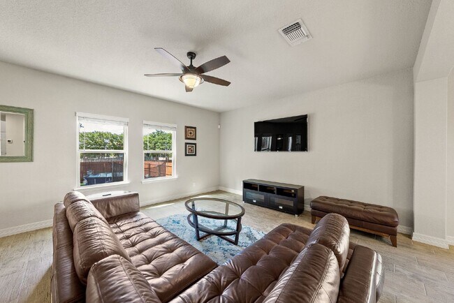 Foto del edificio - Exquisite 2-Story Traditional Home
