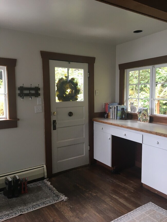Building Photo - 1920's Craftsman home on stunning low bank...