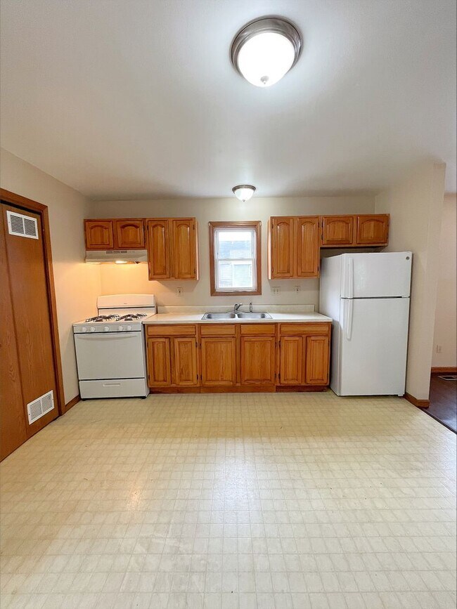 Building Photo - Large 2 Bedroom