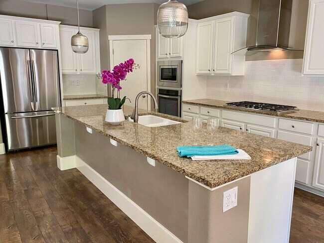 Foto del edificio - $3,200 Barclay Square, 4 Bd+Solar -Trenton...