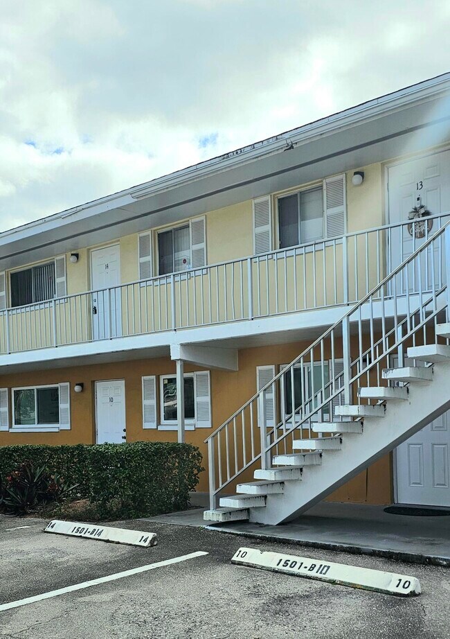 Building Photo - 1501 Crescent Cir