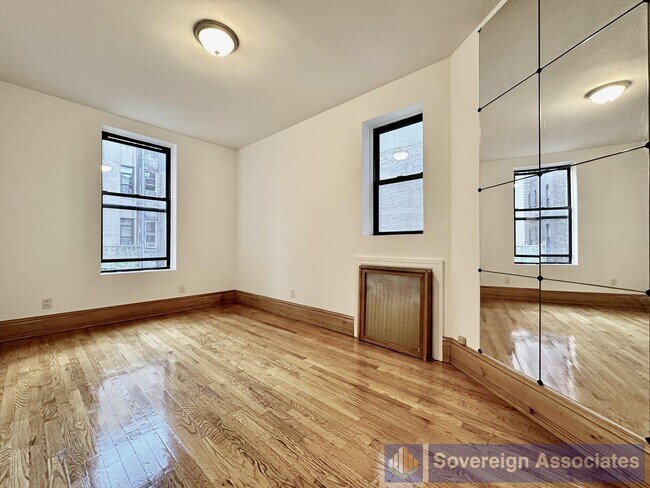 Building Photo - 302 W 107th St