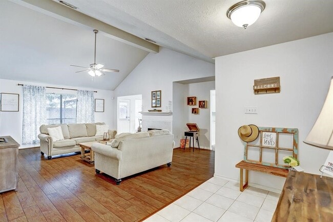 Foto del edificio - 12230 Cypress Shores Dr