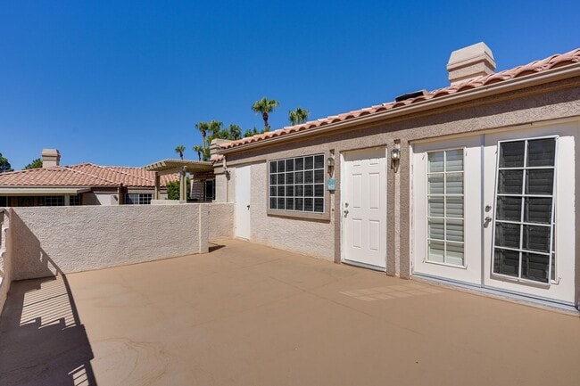Building Photo - CONDO WITH GARAGE!