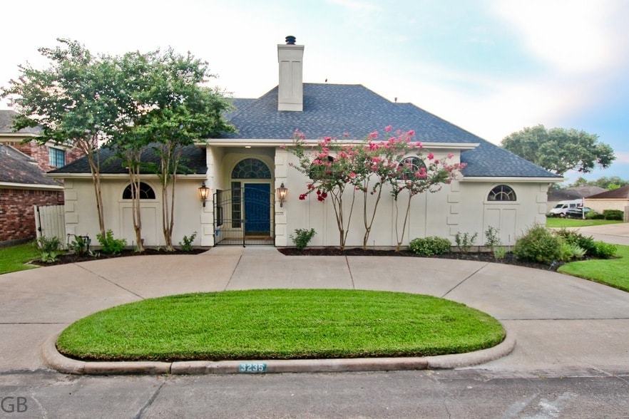 Primary Photo - 3235 Country Club Blvd