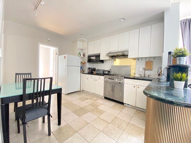 Kitchen with Dining Room - 80 Elizabeth St
