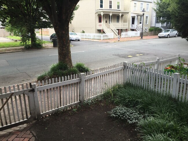 Foto del edificio - Amazing 3 bdrm/1.5 bath House Conveniently Located in The Heart of VCU and Downtown!