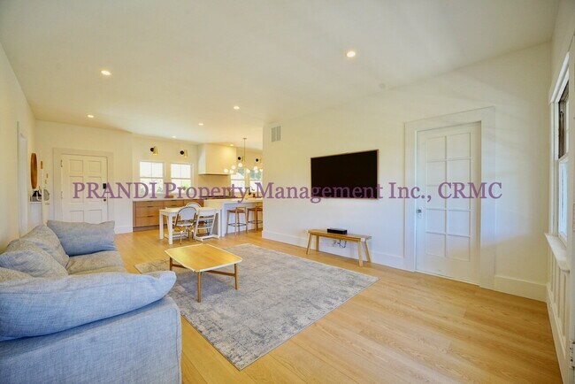 Building Photo - Classic, Modern and Private Home with Fres...