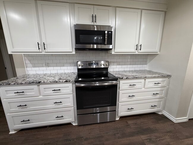 Building Photo - 2713 English Dr