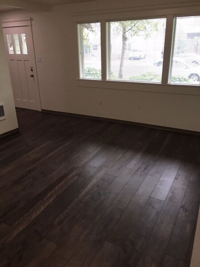 Foto del edificio - Gorgeous Recently updated 3 bed House Just Blocks from Campus!