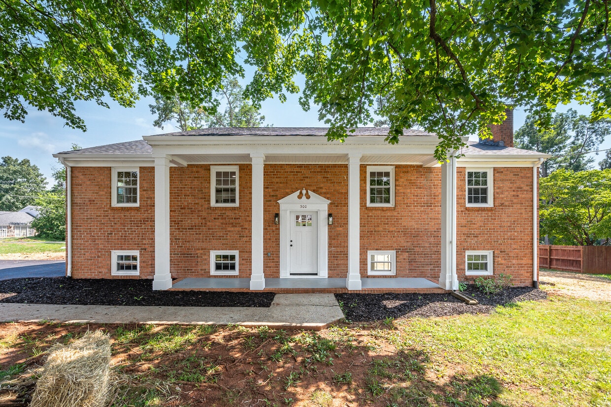 Primary Photo - 300 Robin Dr