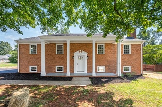 Building Photo - 300 Robin Dr