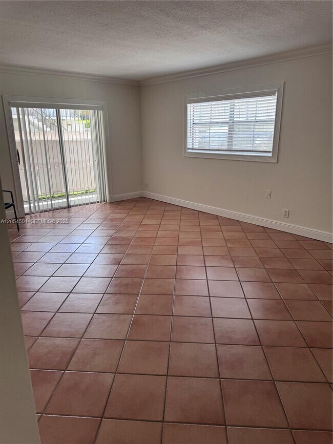 Foto del edificio - 6705 N Kendall Dr