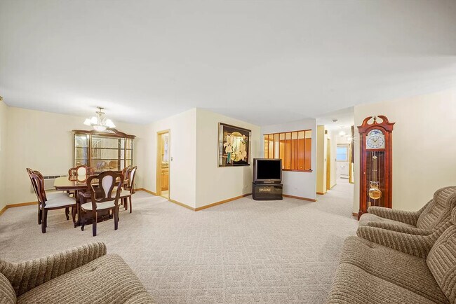 Foto del edificio - 8027 W Churchill Ave