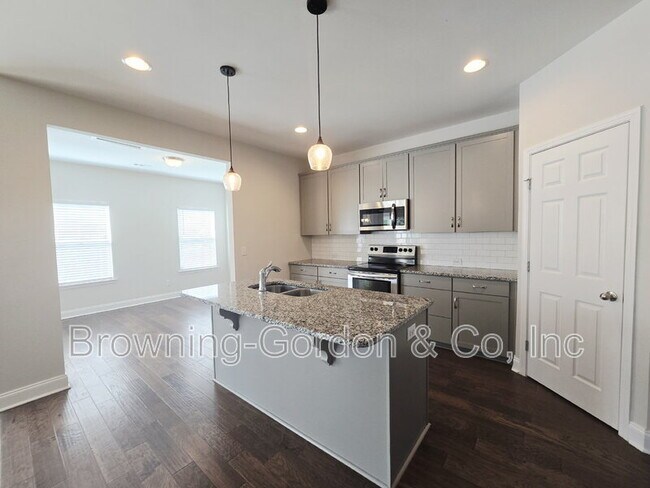 Foto del edificio - 554 Oakvale Ln