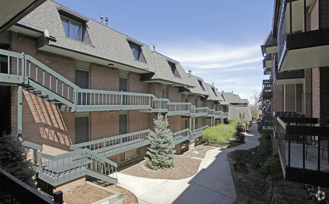Building Photo - Varsity Townhouses