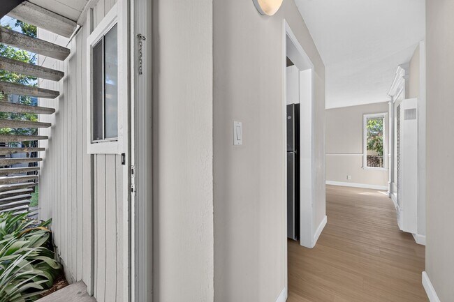 Foto del edificio - Beautifully Updated 2BR Condo with New Appliances & Community Pool