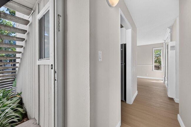 Building Photo - Beautifully Updated 2BR Condo with New Appliances & Community Pool
