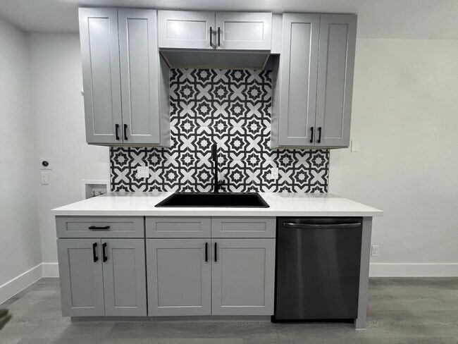 Kitchen - 657 W Parlier Ave