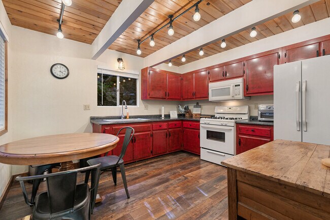 Foto del edificio - 745 Oakmont Ln