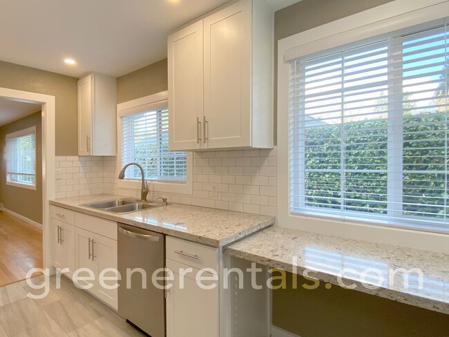 Foto del edificio - Beautifully Remodeled 2BD/1BA Duplex in Ol...