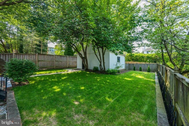 Foto del edificio - 4714 Upton St NW