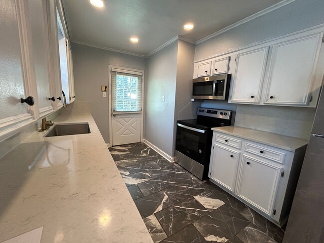 Building Photo - Updated Broadmoor 3 Bedroom