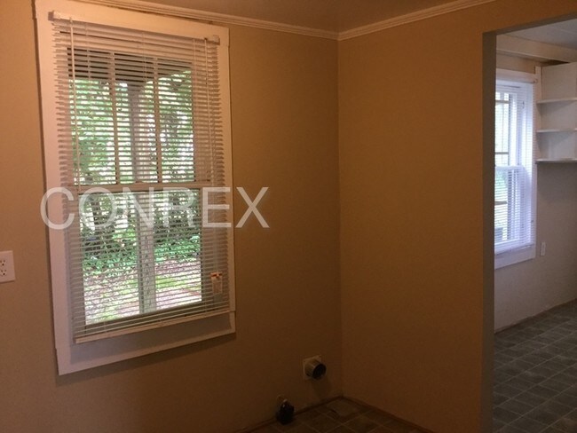 Foto del edificio - 335 E Meadow Rd