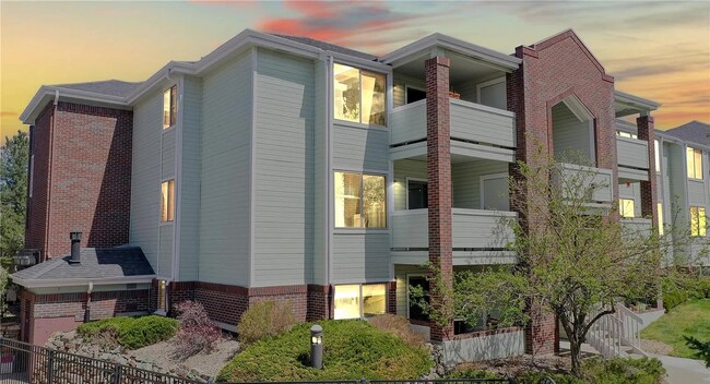 Foto del edificio - "Charming 1-Bedroom Condo with Mountain Views & Pool in Prime Boulder Location!"