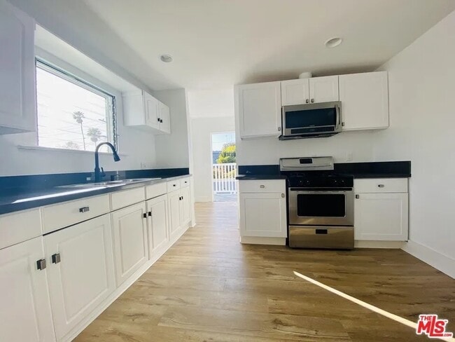 Building Photo - 651 Angelus Pl