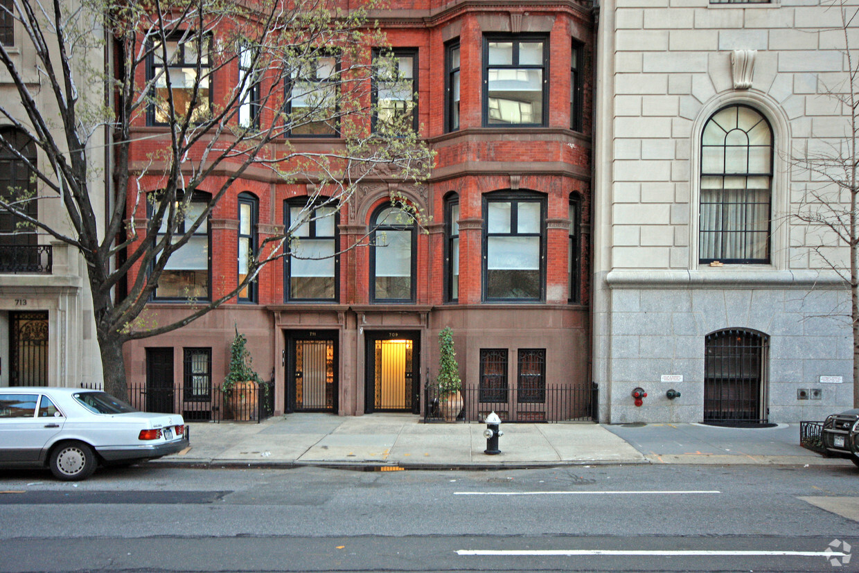 Building Photo - 709 Park Ave