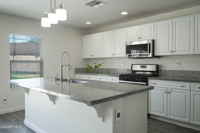 Building Photo - 2732 Hemlock Rd