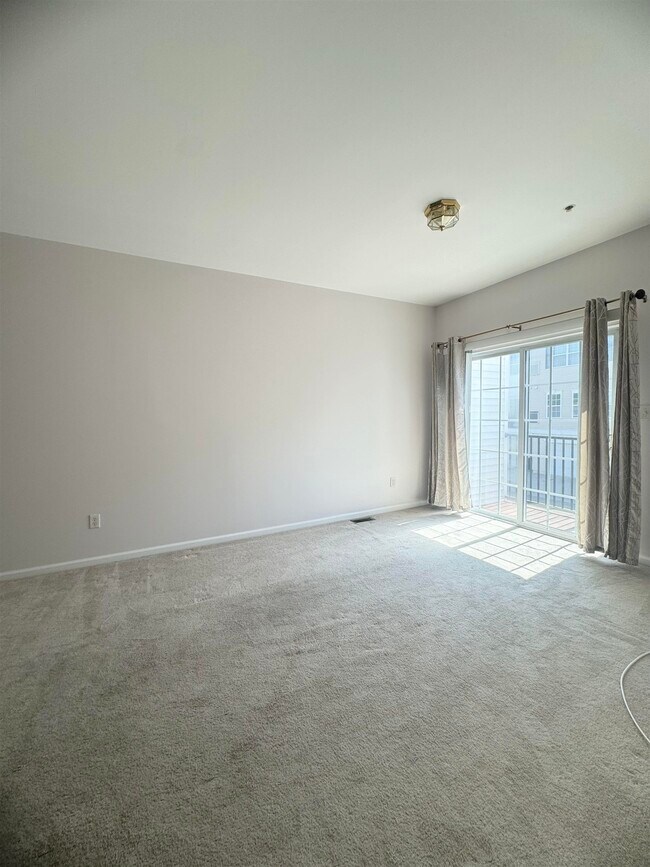 Building Photo - 4 Greenwich Dr