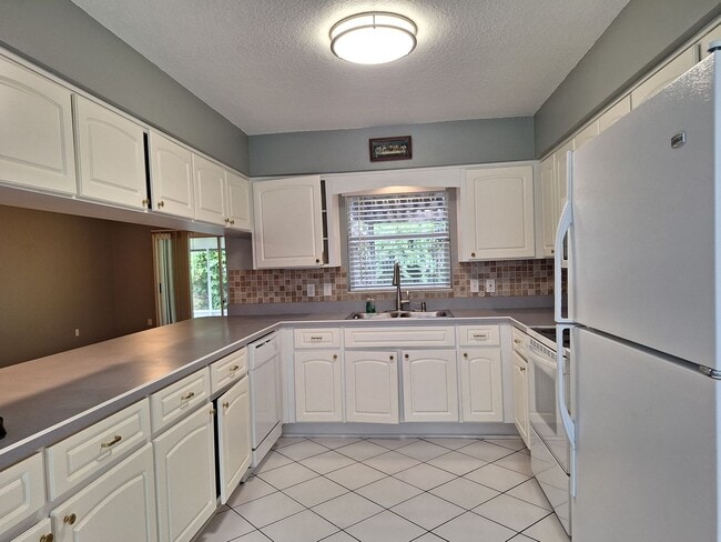 Building Photo - 3BR 2BA plus 2 Car Garage Florida Shores