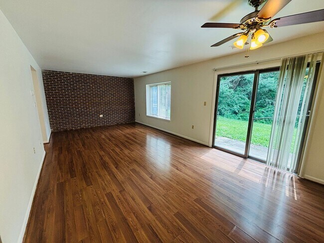 Building Photo - 3 Bedroom 2.5 Bath Townhouse