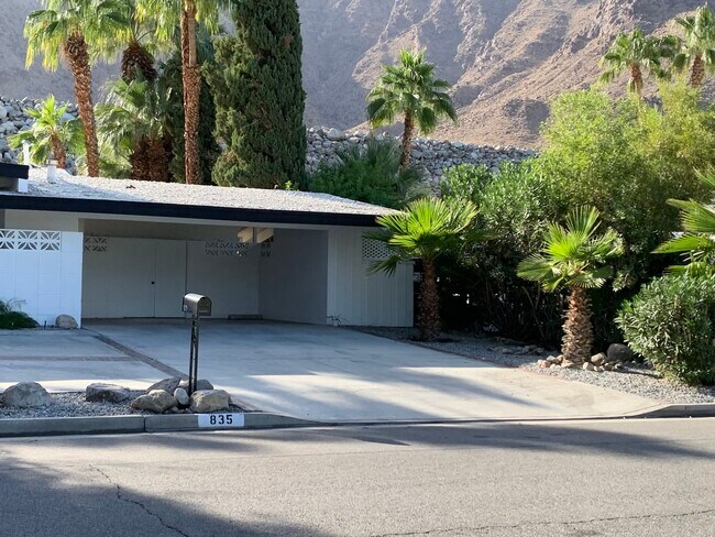 Zona de garaje - 835 N Rose Ave